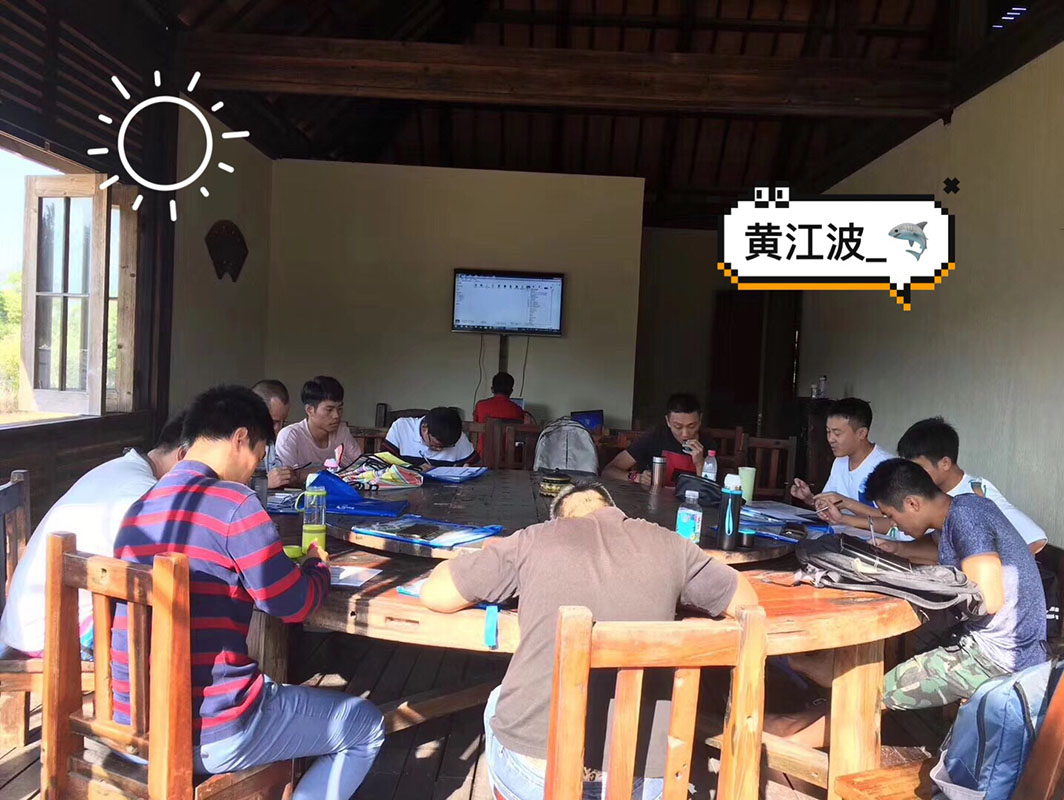 除了俯瞰大地的飛翔，還有潛入海底的翱翔。